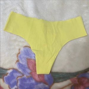 Victoria’s Secret SEAMLESS THONG SIZE MEDIUM NWT